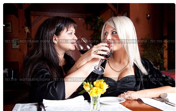 dve-ocharovatelnye-podruzhki-put-vino-na-brudershaft-0000787719-preview