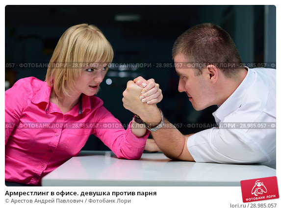 armrestling-v-ofise-devushka-protiv-parnya-0028985057-preview