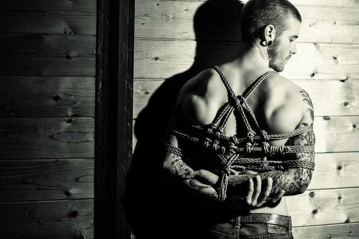 Связанные мужчины